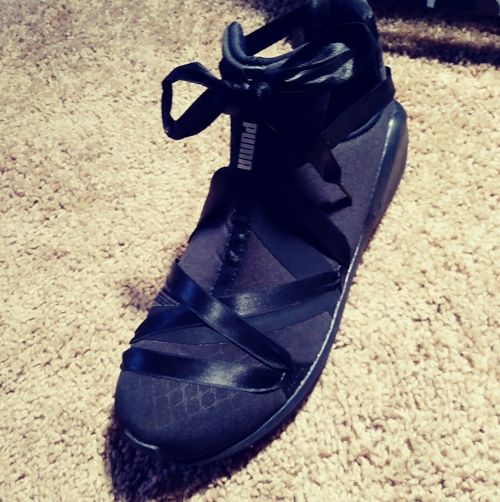 Black puma lace up sneaker